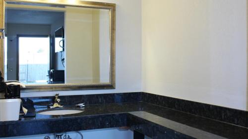 Tyler Hotel | Royal Inn & Suites