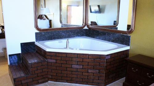 Tyler Hotel | Royal Inn & Suites