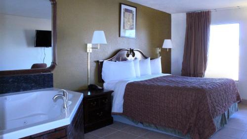 Tyler Hotel | Royal Inn & Suites