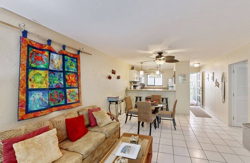Kailua-Kona Condo | Royal Kahili retreat with pool, hot tub, lanai, & elevator - near beach