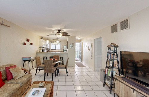 Kailua-Kona Condo | Royal Kahili retreat with pool, hot tub, lanai, & elevator - near beach