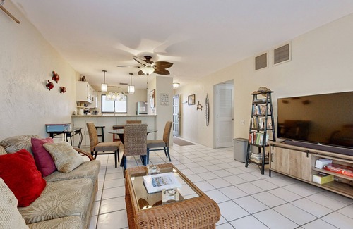 Kailua-Kona Condo | Royal Kahili retreat with pool, hot tub, lanai, & elevator - near beach