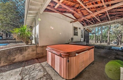 Ruidoso Cottage | Ruidoso Vacation Rental w/Covered Hot Tub!