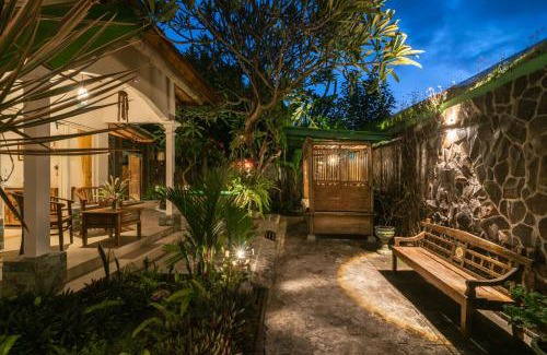 Kaliasem House | Rumah Kristal near Lovina