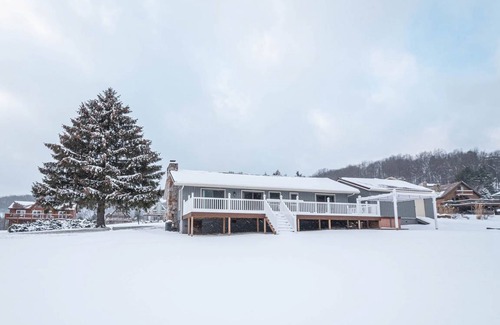 Paradise Point House | Runnin' Down a Dream: Nearby Lake Access, Dog Friendly w/ Hot Tub