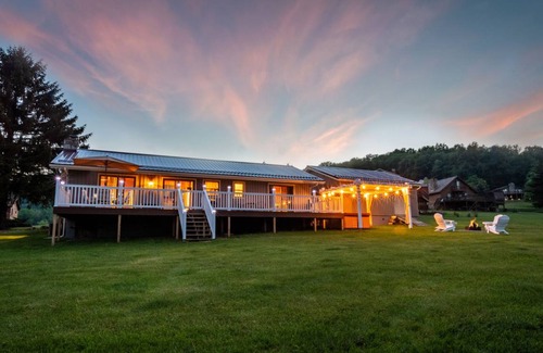 Paradise Point House | Runnin' Down a Dream: Nearby Lake Access, Dog Friendly w/ Hot Tub