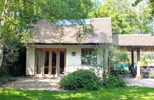 Chichester Apartment | Rural Studio with Shared Pool, Large Gardens & Tennis, Dog Friendly! Chichester Holiday Properties
