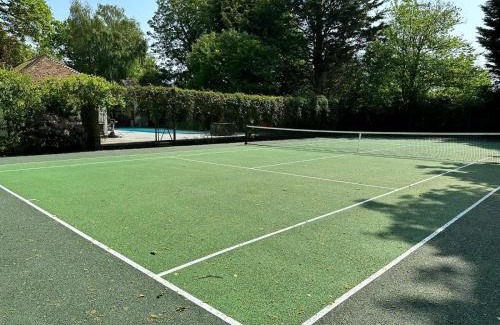 Chichester Apartment | Rural Studio with Shared Pool, Large Gardens & Tennis, Dog Friendly! Chichester Holiday Properties