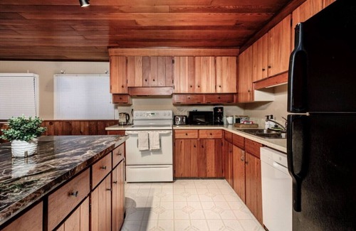 Sudbury Cottage | Rustic A-Frame | Hot Tub | Fire pit | Pool Table