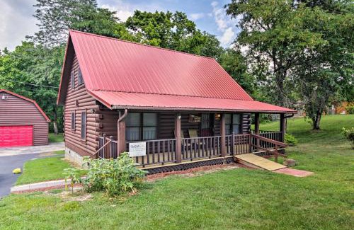 Sevierville House | Rustic Cabin with Screened Deck 8 Mi to Dollywood