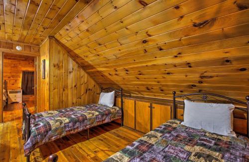 Sevierville House | Rustic Cabin with Screened Deck 8 Mi to Dollywood