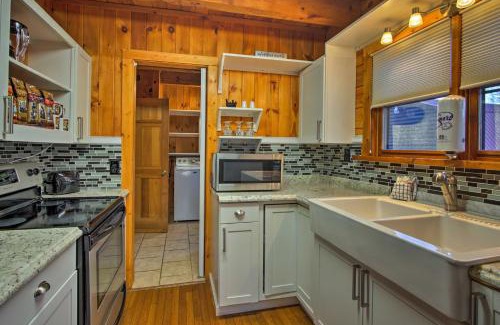 Sevierville House | Rustic Cabin with Screened Deck 8 Mi to Dollywood