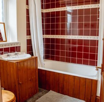 Otley House | Rustic Cottage in Heart of Town