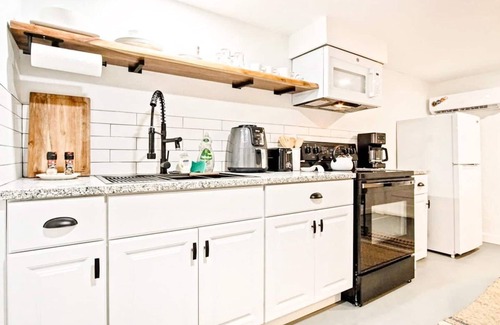 Central Oklahoma City Apartment | Rustic Gem 5min-asian District Full Kitchen