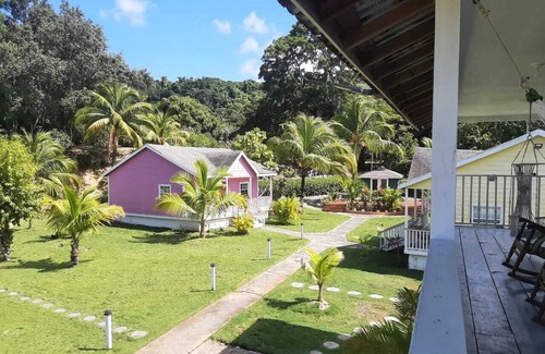 Calabash Bight House | Rustic Island charm on the East End of Roatan where history abounds