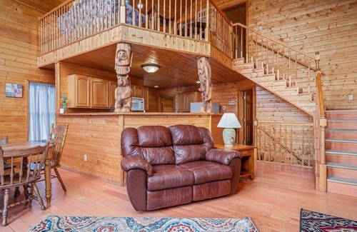Byrdstown Cabin | Rustic Lake Cabin with hot tub near three marinas!