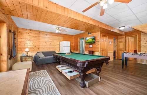 Byrdstown Cabin | Rustic Lake Cabin with hot tub near three marinas!