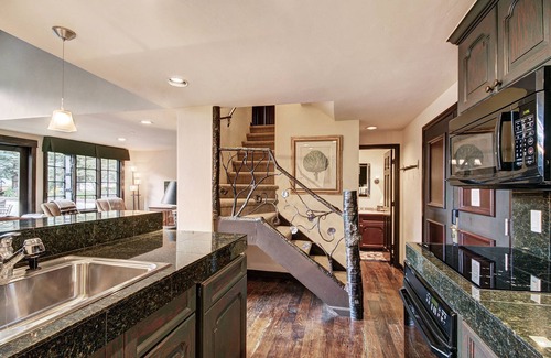 Vail Hotel | Rustic Mountain View 2Bedroom Condo- Lodge at Vail by RedAwning - Save 20% on 7+ Nights!