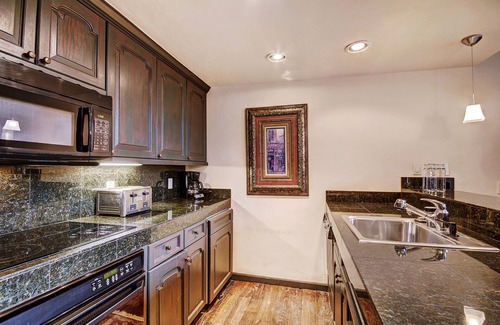 Vail Hotel | Rustic Mountain View 2Bedroom Condo- Lodge at Vail by RedAwning - Save 20% on 7+ Nights!