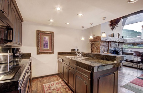 Vail Hotel | Rustic Mountain View 2Bedroom Condo- Lodge at Vail by RedAwning - Save 20% on 7+ Nights!