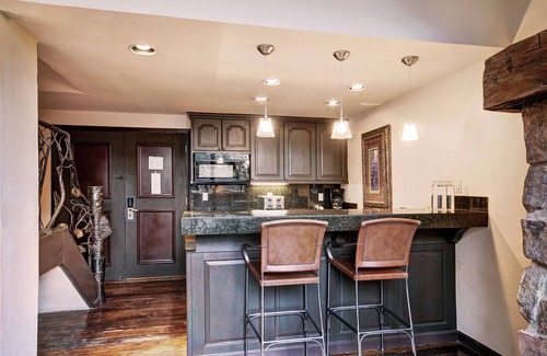 Vail Hotel | Rustic Mountain View 2Bedroom Condo- Lodge at Vail by RedAwning - Save 20% on 7+ Nights!