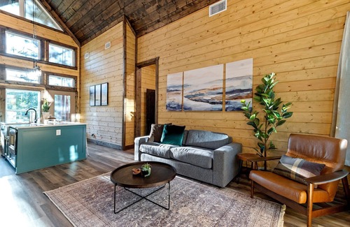Broken Bow Cabin | Rustic Romance Retreat-Spa-Swing Chairs-EV Charger