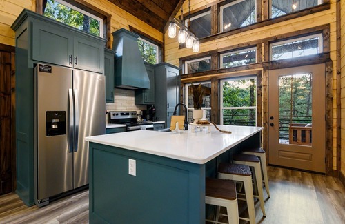 Broken Bow Cabin | Rustic Romance Retreat-Spa-Swing Chairs-EV Charger