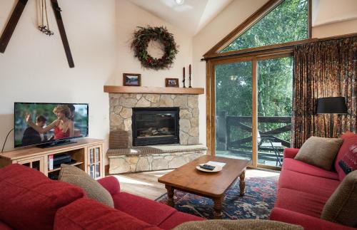 Four O'Clock House | Saddlewood Snowbird Townhome - Ski-In Ski-Out - Hot Tub