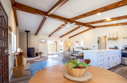 Monument Manor House | 🌵 Sage and Stardust Retreat – Hot Tub, Yoga Studio, Near Park 🌵