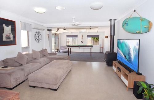 Warana House | Saleng 51 - Three Bedroom Beach Pad - Only 200 metres to Beach Access!