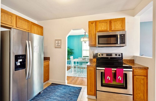 North Charleston Cottage | Salty Breeze Bungalow: located near beaches, downtown, coliseum, riverfront park