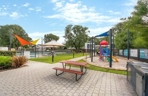 Broadwater House | Salty Sands 2BR Cottage Walk to the Beach