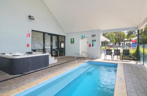 Broadwater House | Salty Sands 2BR Cottage Walk to the Beach