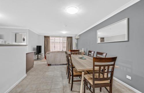 Broadwater House | Salty Sands 2BR Cottage Walk to the Beach