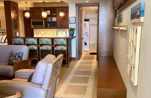 The Strand Apartment | Sand Section Studio in Manhattan Beach, ½ Block to the Sand, South End, PARKING!