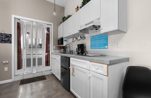 Cannon Beach Cottage | Sandals Inn Spa Suite & Cabana: Steps to Beach | Dog-Friendly