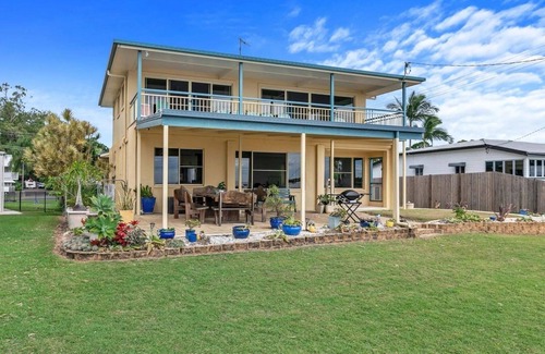 Toogoom House | Sandbar on Moreton – Waterfront -5 bedrms-3 baths-Sleeps 10-WiFi-2 TVs-Linens