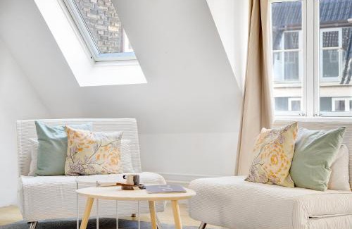 Indre By Apartment | Sanders Main - Endearing Two-Bedroom Duplex Apartment with a Balcony Next to Magical Nyhavn