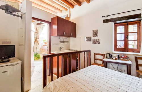 Vasa Koilaniou Apartment | Sanders Village - Lovely Studio w Garden View