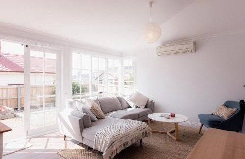 Hobart Central Business District House | Sandy Bay splendour - Steps from the seaside
