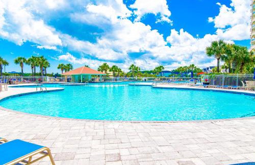 North Myrtle Beach House | Sandy Tee Resort Suite w Giant Pool Oasis