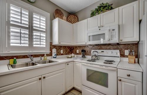 North Myrtle Beach House | Sandy Tee Resort Suite w Giant Pool Oasis