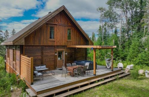 Notre-Dame-de-la-Merci Ski Chalet | Sara Architect Cabin, Spa, Sauna & Hiking