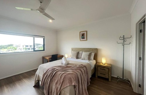 Coomera House | Scenic 5 Bed Riverview Classic and Relaxing Escape