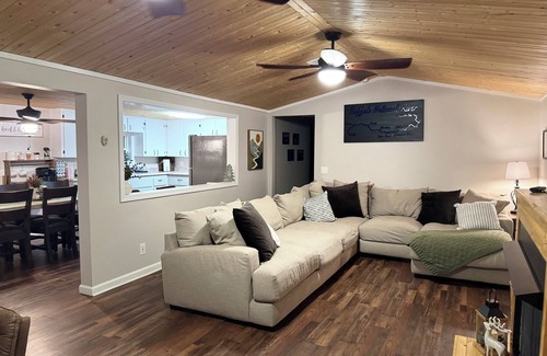 Marshall Cottage | Scenic views, Fire Pit, CozynClose to the Buffalo National RivernPet friendly
