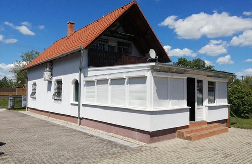 Balatonmariafurdo House | schönes Ferienhaus mit grossen Pool 250 m vom Balaton