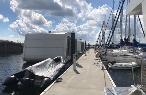 Grossenbrode Boat Rental | Schwimmendes Ferienhaus Heimathafen