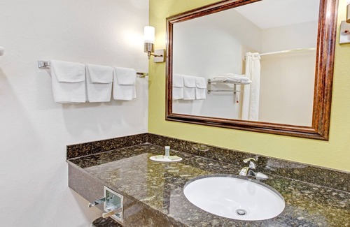 La Porte Hotel | Scottish Inn and Suites La Porte