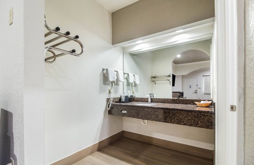 Baytown Hotel | Scottish Inn & Suites Baytown