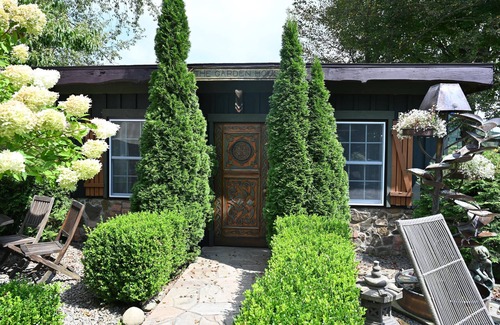 Caroline Cabin | Scottland Yard Farm's - Upscale Rustic Garden House